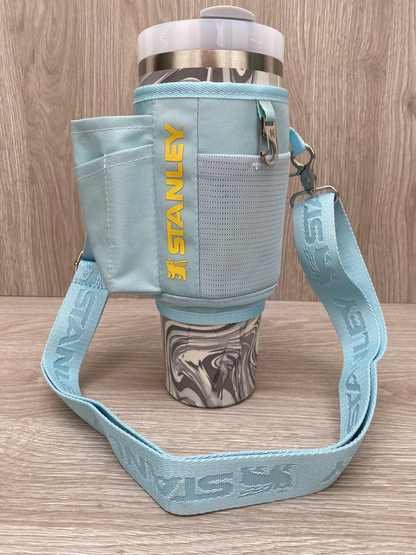 Bolso bandolera para termo Stanley 40 oz en uso durante una salida diaria