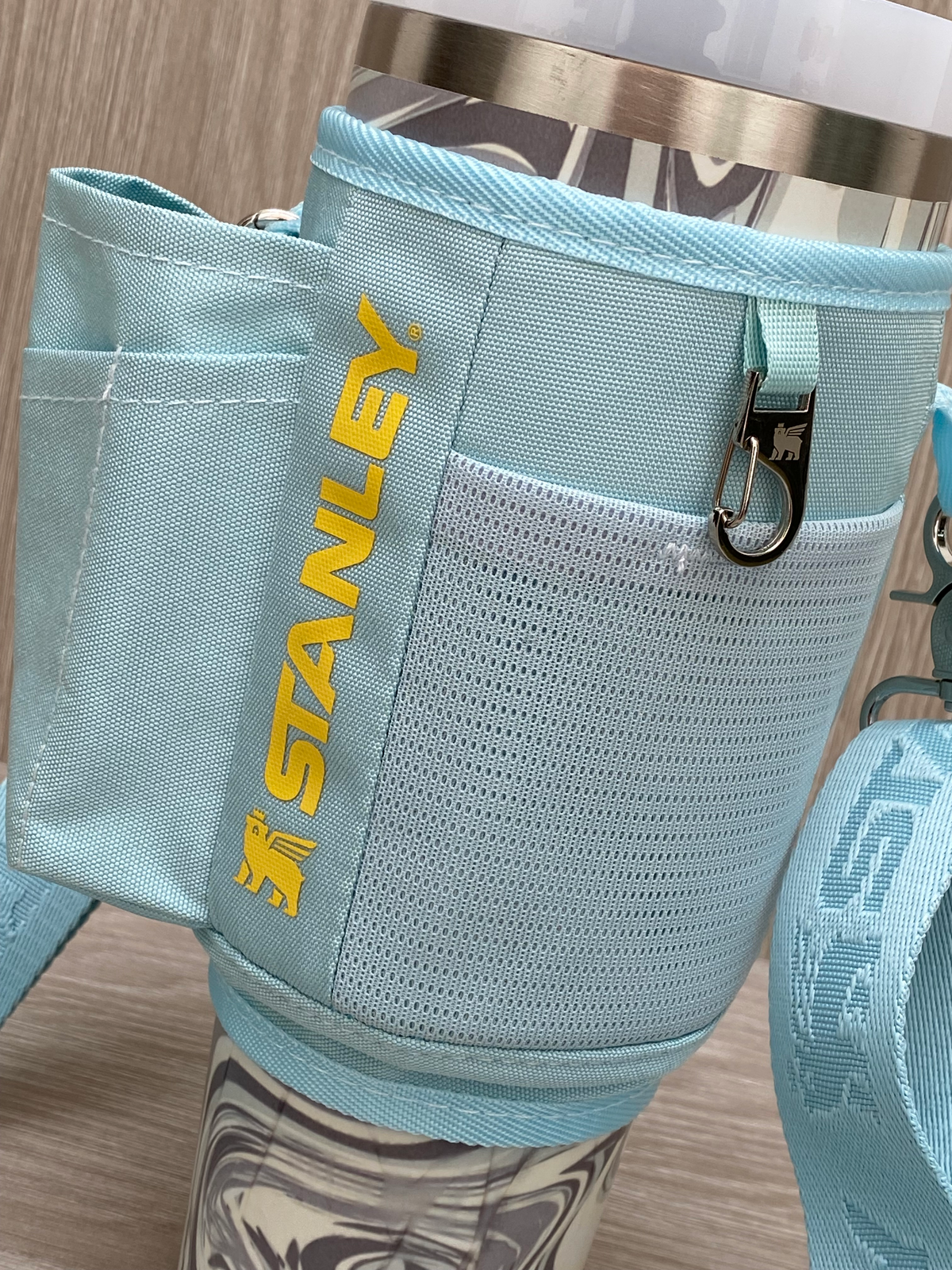 Vista completa del bolso bandolera para termo Stanley 40 oz con el termo dentro