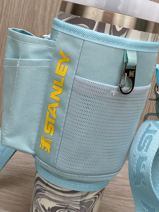 Vista completa del bolso bandolera para termo Stanley 40 oz con el termo dentro